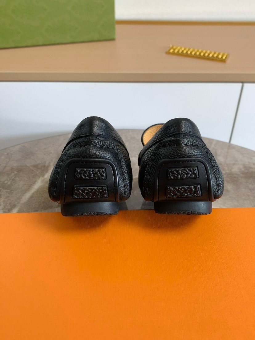 Men's Black Textured Hardware Loafers