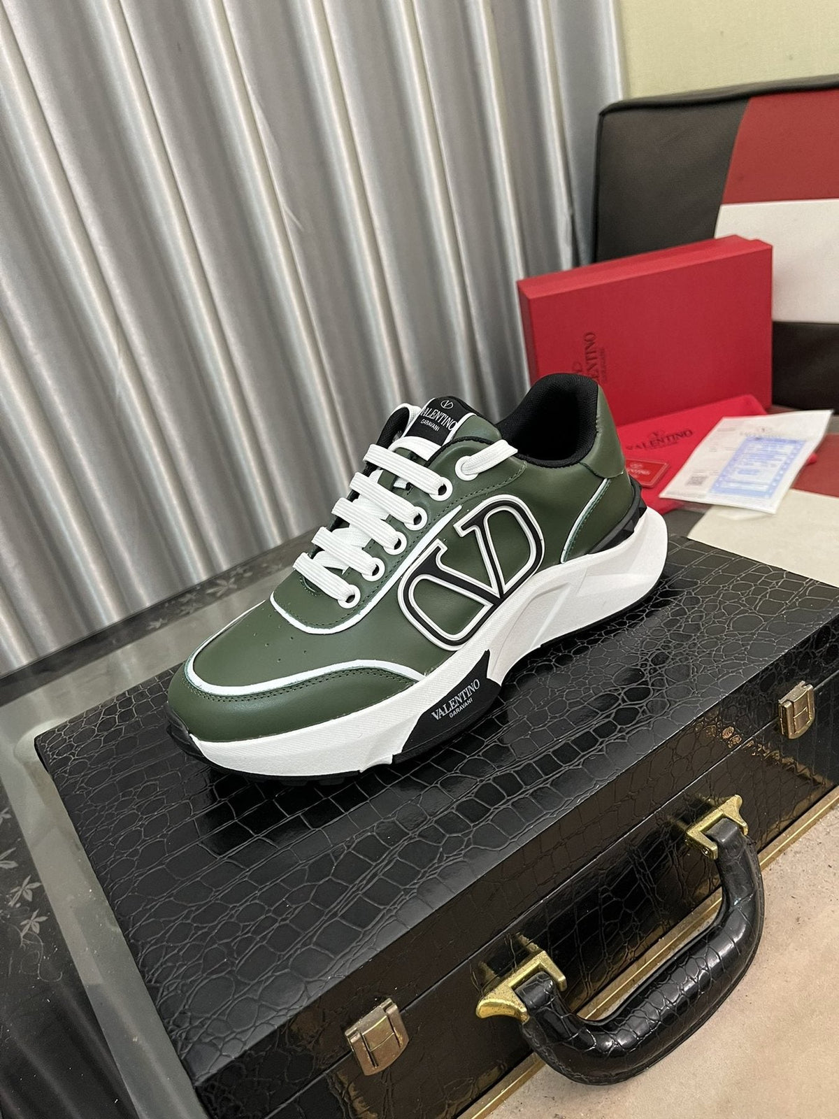 Outlined Emblem Low-Top Sneakers